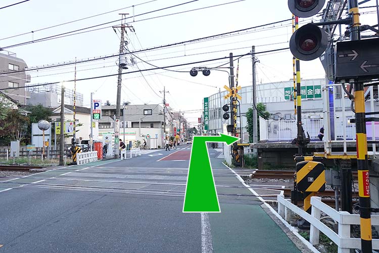 西武新宿線の踏切を渡って右折します